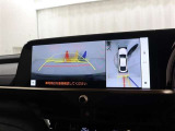【パノラミックビュー&ワイドフロントビュー】見通しの悪い交差点などでも、車両の前後左右に設置したカメラによって、ワイドな左右視界をナビ画面に表示します。