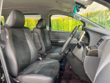 運転席シート廻りは使用感も少なく、良好な状態となっています。前オーナー様が丁寧に使っていたことがよくわかりますね。