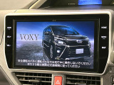 【大画面純正10インチナビ】人気の大型10インチナビを装備。存在感のある大画面はインパクト大!ナビ利用時のマップ表示は見やすく、テレビやDVDは臨場感がアップ!いつものドライブがグッと楽しくなります♪