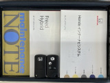 スマートキーは鍵をバッグに入れたままでもドアロックの開閉やエンジンのON・OFFができます。夜間や雨の日も鍵を探さなくて良いので便利です。