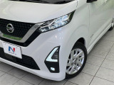 【LEDヘッドライト】悪天候や夜間走行時も良好な視界を確保し安心して運転できる高輝度LEDヘッドライトを装備!点灯速度が早く、消費電力も抑えられています。