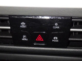 タッチコントロール式3ゾーンフルオートエアコンパネル。運転席、助手席それぞれ独立して温度管理が可能です。花粉やダストを除去するフレッシュエアフィルターも装備され、クリーンな室内環境を保ちます。