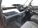 見通しのよいすっきりとした視界で、誰でも運転しやすいです。運転のしやすさは疲れにくさにも繋がりますよ♪