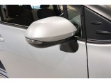 サイドターンランプ付きドアミラー。車両のドレスアップと右左折時の被視認性を兼ね備えたお洒落なミラーです。
