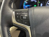 ステアリングスイッチ付きで、運転中に視線を前に向けたまま操作できます。