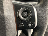 ステアリングスイッチ付き。前方から目を離すことなく操作することが可能です。