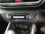 オートエアコン付車です。自動で温度と風量を設定する優れものです。