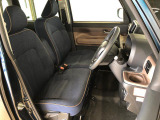 運転席の座面高さを調整できるシートリフターが付いています。フロントシートはベンチシートを採用で、座面も広く使い勝手もいいですよ♪