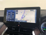 【SDナビゲーションシステム+JBLプレミアムサウンドシステム】12.3インチの大型ナビ!トヨタマルチオペレーションタッチの採用により、横長の画面を2分割する形で、画面を見やすく表示します。