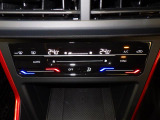 タッチコントロール式2ゾーンフルオートエアコンパネル。運転席、助手席それぞれ独立して温度管理が可能です。花粉やダストを除去するフレッシュエアフィルターも装備され、クリーンな室内環境を保ちます。