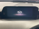 【マツダコネクト8.8型ナビ】車内の雰囲気にマッチした一体型タイプのナビ。各種車輌設定やBluetooth再生等、様々な機能が楽しめます。直感的なダイヤル操作が可能で、使い勝手も良好です。