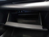 車検証などの収納に便利なグローブボックスです。
