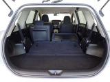 サードシートを倒した状態です。サードシートは独立可倒、荷物に合わせてラゲッジスペースをアレンジすることができます。