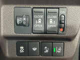 【両側パワースライドドア】スマートキーや運転席のスイッチで後席両側スライドドアの開閉が可能♪電動だから力を入れてドアを開ける必要が無く、小さなお子様でも簡単に開け閉めでき快適です♪