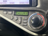 【オートエアコン】一度お好みの温度に設定すれば、車内の温度を検知し風量や温度を自動で調整。暑い&hellip;寒い&hellip;と何度もスイッチ操作をする必要はありません。快適な車内空間には必須の機能ですね♪