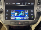 【オートエアコン】一度お好みの温度に設定すれば、車内の温度を検知し風量や温度を自動で調整してくれます。