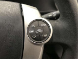 ステアリングスイッチ付きで、運転中に視線を前に向けたまま操作できます。