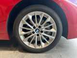 また、BMW正規認定中古車は、エマージェンシーサービスが自動付帯。24時間365日、皆様のカーライフをサポート致します。確かな安心のうえで、「駆けぬける歓び」をご堪能ください。