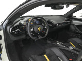 こちらは左ハンドルのお車でございます。内装色はNeroを選択しております。