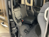 後席をはね上げれば、「もうひとつの荷室」が生まれます。