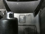 トラクションコントロール装備です。すべりやすい路面での発進時や加速時にタイヤの空転を抑え、駆動力確保に貢献する機能です。詳細は販売店スタッフまでおたずねください。