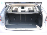 車体構造の見直しや、新型パワーリヤゲートの採用により、荷室幅および荷室開口部を拡大。サイズの大きな荷物の出し入れがしやすくなっております。