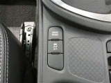 トラクションコントロール装備です。すべりやすい路面での発進時や加速時にタイヤの空転を抑え、駆動力確保に貢献する機能です。詳細は販売店スタッフまでおたずねください。