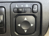 【電動格納ミラー】サイドミラーは電動格納式となっており、狭い駐車場でもキズがつくリスクを抑えられます。