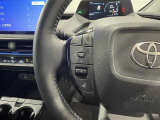 ステアリングスイッチ付きで、運転中に視線を前に向けたまま操作できます。