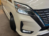 【LEDヘッドライト】悪天候や夜間走行時も良好な視界を確保し安心して運転できる高輝度LEDヘッドライトを装備!点灯速度が早く、消費電力も抑えられています。