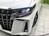 【三眼LEDヘッドライト】スタイリッシュな見た目の三眼LEDヘッドライトを装備♪スタイルだけでなく、夜間の走行も視界良好で安心してお乗りいただけます。