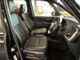 運転席の画像です。足元やシートまわりに余裕があり、リラックスした姿勢で運転が可能です。視界も良好で操作系へのアクセスもしやすく、快適で安心感のあるドライブをサポートします。