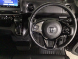 【ハンドル】運転にかかわる様々な操作を安全に行えるように視点移動が少なく操作性に配慮されたスイッチ類が凝縮されたコックピットです。