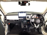 【前方視界】開放的な前方視界!運転がしやすく疲れにくいです♪窓が大きく、見通しがとっても良いおクルマですよ♪