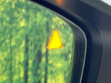 【ブラインドスポットモニタリング】走行中、ドアミラーの死角になりやすい箇所に後続車が接近するとサイドミラー付近に警告を表示、ドライバーに注意喚起をしてくれます。