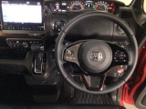 【ハンドル】運転にかかわる様々な操作を安全に行えるように視点移動が少なく操作性に配慮されたスイッチ類が凝縮されたコックピットです。