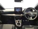 運転席・助手席を入れたインストルメントパネル全体画像です。