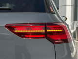 後続車からの視認性に優れるLEDテールランプ。ウィンカーは流れる様に点滅する「ダイナミックターンインジケーター」を装備。