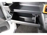 便利な収納スペースの助手席グローボックス!小物もたくさん収納できます。