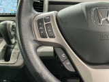 ステアリングにオーディオ操作スイッチが付いています。オーディオ画面に直接タッチしなくても操作が出来ますので、運転に集中できます。