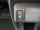 【シートヒーター】寒い日はもちろん、夏の冷房中にも効果を発揮します。長時間座っていると負担のかかりやすい背中や腰、寒い日に冷えやすい脚部に快適なぬくもりを伝えます。
