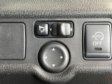 【電動格納ミラー】サイドミラーは電動格納式となっており、狭い駐車場でもキズがつくリスクを抑えられます。