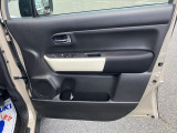 運転席ドアの内側のパネルです。