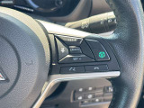 【クルーズコントロール】アクセル操作なしで一定速度を保つ機能。先行車との距離を自動調整する追従型が主流で、高速走行時の疲労を劇的に軽減します。長距離移動が多いお客様への商談では必須の快適装備です。