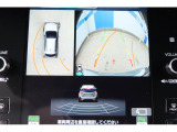 バックギアに入れるとバックカメラの映像がナビに映ります。障害物までの距離もわかりやすいです。