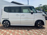 車線逸脱抑制機能です。カメラが左右の区画線を検知し、はみ出す可能性が高いと判断した場合にドライバーにステアリング操作を促し、車両を車線の内側に戻すように支援をします。