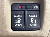 【両側パワースライドドア】スマートキーや運転席のスイッチで後席両側スライドドアの開閉が可能♪電動だから力を入れてドアを開ける必要が無く、小さなお子様でも簡単に開け閉めでき快適です♪