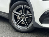 雨天でもゆっくりとお車をご覧いただけます。