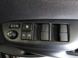 パワーウィンドウスイッチで運転席から全席の窓の開閉ができます。