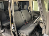 乗降がしやすい運転席。高さが調節できて小柄な方でも運転しやすいポジションをとることができます。